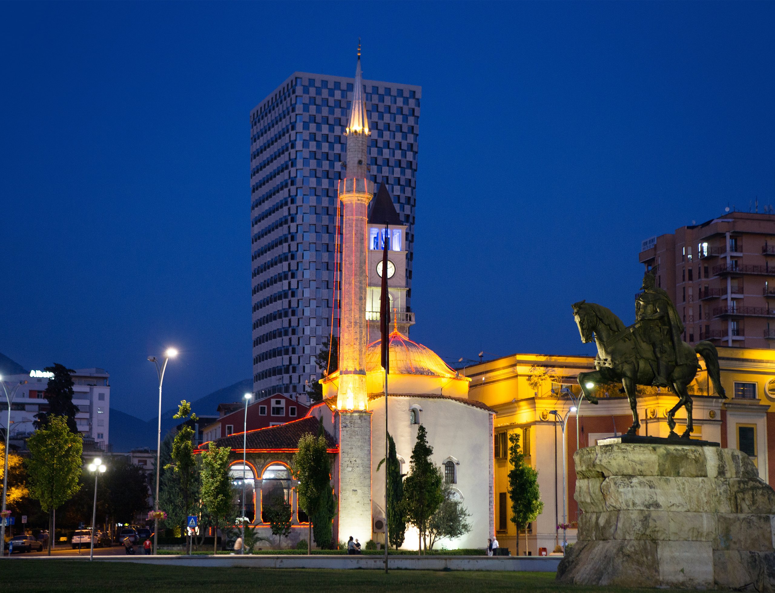 Diyarbakır Çıkışlı Kosovalı Büyük Balkanlar Turu | AJet | 7 Gece | Ekstra Dahil